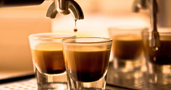 Η υπερβολική κατανάλωση καφέ σε καθημερινή βάση μπορεί να προκαλέσει πονοκεφάλους